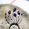 Handgemaakte handgemaakte haarvork met blauw glas en zwart gepatineerd koper