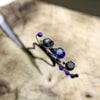 Handgemaakte handgemaakte haarvork met blauw glas en zwart gepatineerd koper