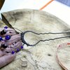 Handgemaakte handgemaakte haarvork met blauw glas en zwart gepatineerd koper