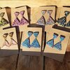 Handgemaakte oorbellen met kralen – Confetti design in blauw en paars met rvs stekers