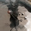 Handgemaakte paddenstoelenbroche en zilverkleurig koper
