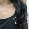Handgemaakte paddenstoelenbroche en zilverkleurig koper