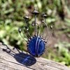 Handgemaakte paddenstoelenbroche met blauw glas en zwart gepatineerd koper