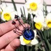 Handgemaakte paddenstoelenbroche met blauw glas en zwart gepatineerd koper