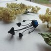 Handgemaakte paddenstoelenbroche met blauw glas en zwart gepatineerd koper