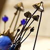 Handgemaakte paddenstoelenbroche met blauw glas en zwart gepatineerd koper