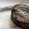 Handgemaakte paddenstoelenbroche met groen glas en zwart gepatineerd koper