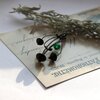 Handgemaakte paddenstoelenbroche met groen glas en zwart gepatineerd koper