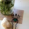 Handgemaakte paddenstoelenhaarvork met groen glas en zwart gepatineerd koper