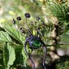 Handgemaakte paddenstoelenhaarvork met groen glas en zwart gepatineerd koper