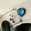 Handgemaakte paddenstoelenketting met blauw glas en zilverkleurig koper