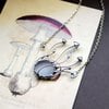 Handgemaakte paddenstoelenketting met glas en zilverkleurig koper