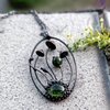 Handgemaakte paddenstoelenketting met groen glas en zwart gepatineerd koper
