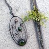 Handgemaakte paddenstoelenketting met groen glas en zwart gepatineerd koper