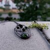 Handgemaakte paddenstoelenketting met groen glas en zwart gepatineerd koper