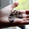 Handgemaakte paddenstoelenoorbellen met geel glas en zwart gepatineerd koper