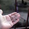 Handgemaakte paddenstoelenoorbellen met transparant glas en zilverkleurig koper