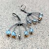 Handgemaakte takoorringen met blauw glas en zilverkleurig koper
