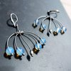Handgemaakte takoorringen met blauw glas en zilverkleurig koper
