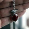 Handgemaakte vogelketting met rood glas en zilverkleurig koper