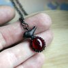 Handgemaakte vogelketting met rood glas en zwart gepatineerd koper
