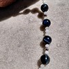 Moonlight: ketting met blauwe tijgeroog, maansteen en verzilverd bladbedel