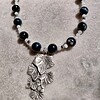 Moonlight: ketting met blauwe tijgeroog, maansteen en verzilverd bladbedel
