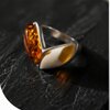 Prachtige zilveren ring met tweekleurige Baltische Amber – 925 zilver