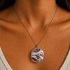 Rozenzwaai - RVS ketting met uniek glas hanger