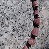 Strawberry Ice: ketting met ruwe Aardbeikwarts, granaat en verzilverd eikenblad