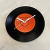 Unieke klok van een gerecyclede vinyl single