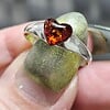 Zilveren ring 925 met Baltische amber – hartvormig