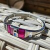 Zilverkleurige armband met roze details