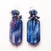 Blauwe agaat oorbellen met lampwork glaskraal in sterling zilver