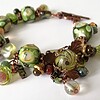 Bosgroene Statement Armband – Handgemaakte Lampwork Glaskralen & Vintaj Brass