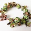 Bosgroene Statement Armband – Handgemaakte Lampwork Glaskralen & Vintaj Brass