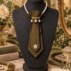 Chique groen paisley stropdas ketting dames – luxe accessoire met broche Eye catcher