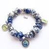 Delftsblauwe armband met bloemenkralen en oud-Hollandse bedels