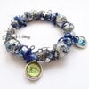 Delftsblauwe armband met bloemenkralen en oud-Hollandse bedels