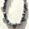 Delftsblauwe ketting met bloemenkralen en oud-Hollandse bedels