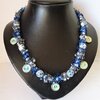 Delftsblauwe ketting met bloemenkralen en oud-Hollandse bedels