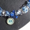 Delftsblauwe ketting met bloemenkralen en oud-Hollandse bedels