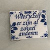 Geborduurd delfts blauw tegeltje, wees jezelf er zijn al zoveel anderen