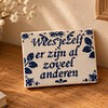 Geborduurd delfts blauw tegeltje, wees jezelf er zijn al zoveel anderen