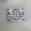 Geborduurd delfts blauw tegeltje, als de lat te hoog ligt kan je er altijd onderdoor