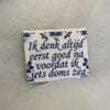 Geborduurd delfts blauw tegeltje: Ik denk altijd eerst goed na voordat ik iets doms zeg