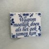 Geborduurd delfts blauw tegeltje: Waarom moeilijk doen als het ook samen kan