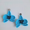 Gehaakte oorbellen | Turquoise en zwart orchidee bloem