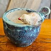 Handgemaakt keramisch schaaltje met vogeltje