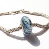 Handgemaakte blauwe Pandora-stijl lampwork glasbedel met zebrapatroon